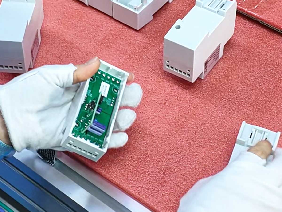 Вытворчасць разумных лічыльнікаў энергіі на DIN-рэйку для OEM і ODM, сумяшчальных з Tuya Wi-Fi, для трохфазнай сістэмы, з рэле